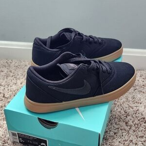 NEVER WORN Nike Youth Skateboard Canvas Shoes